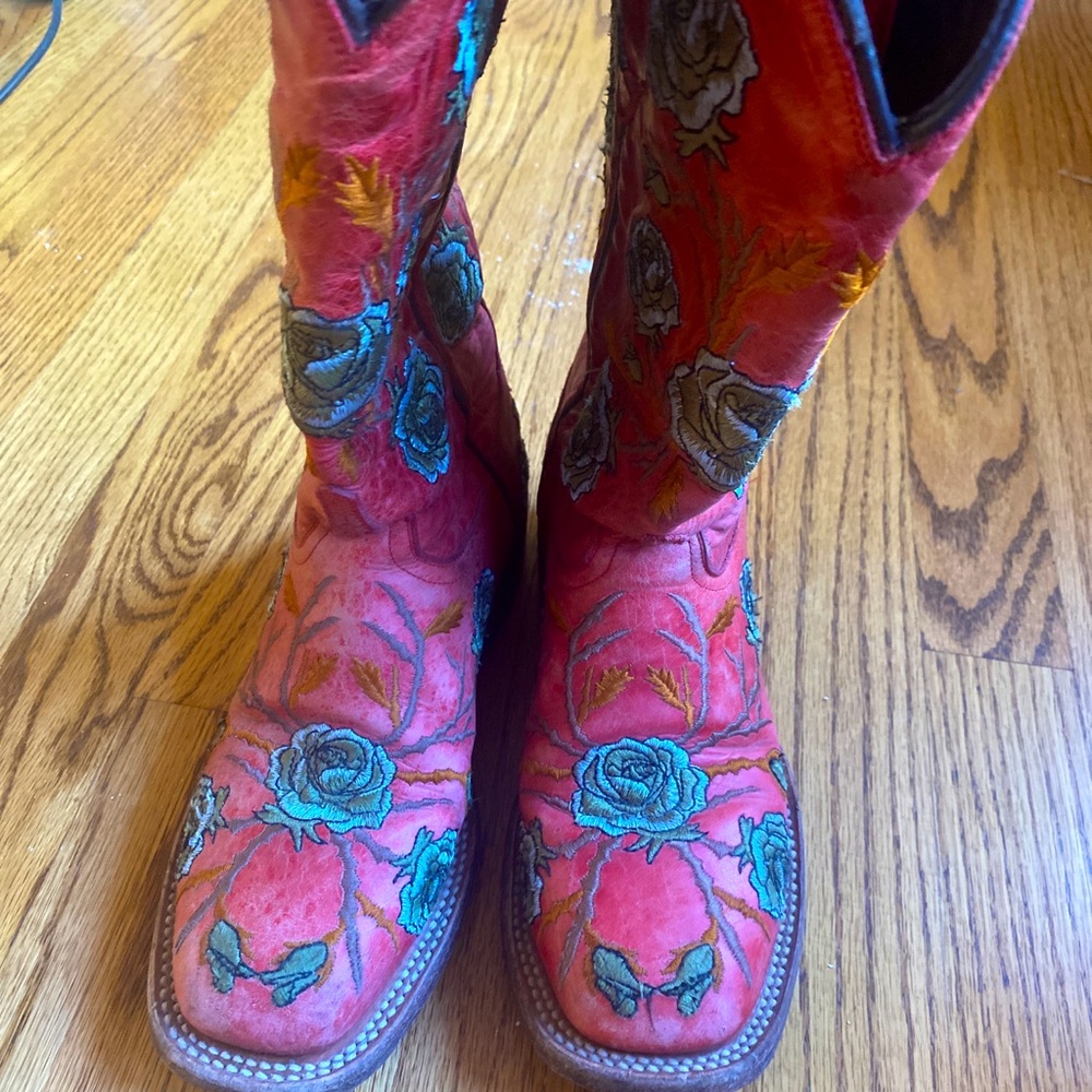 Luchese embroidered boots cowgirl style!